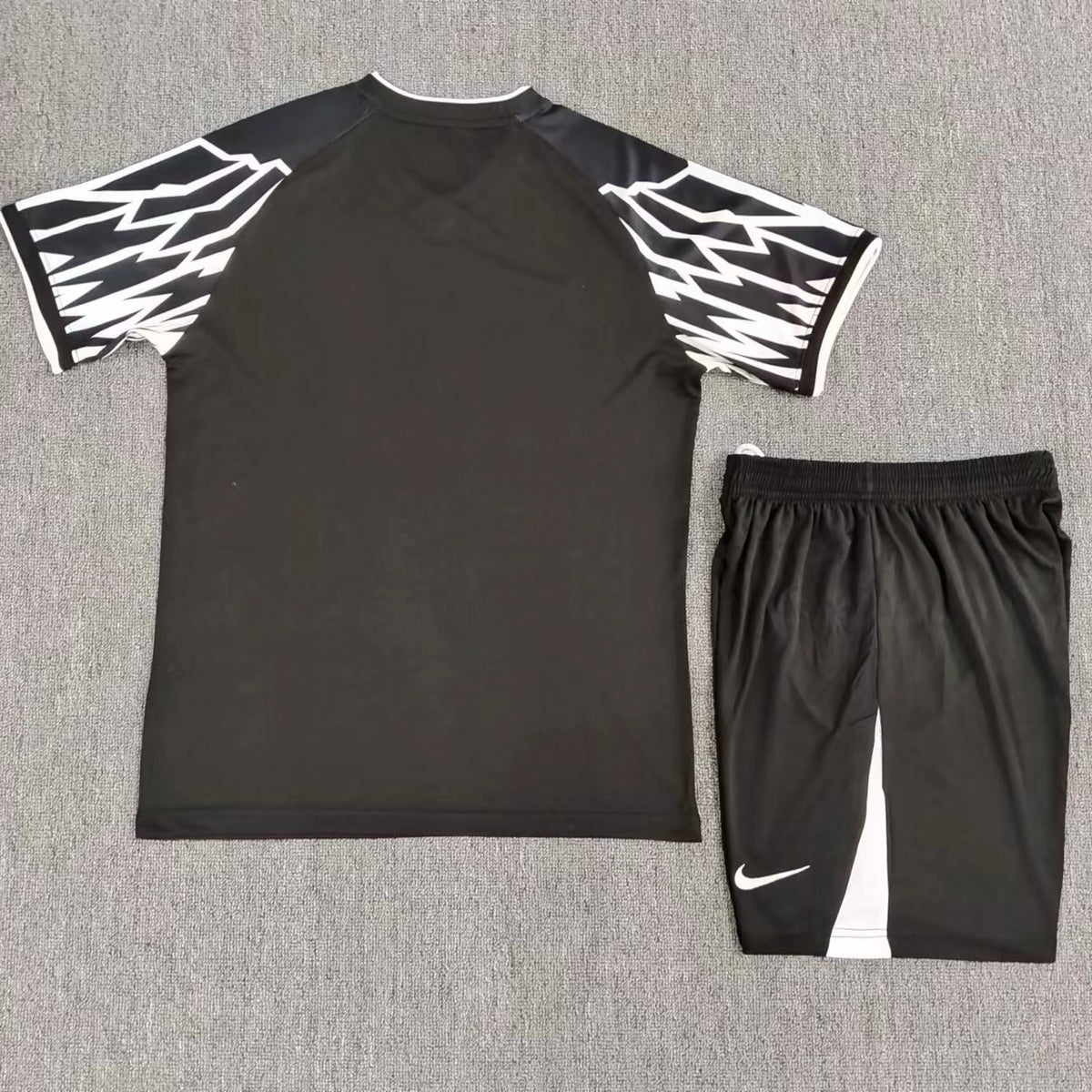 Ensemble match Nike noir
